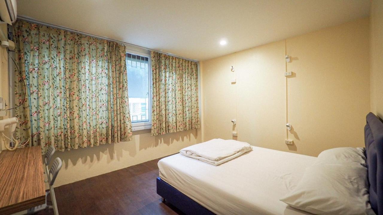 I-Sleep Silom Hostel Bangkok Eksteriør billede