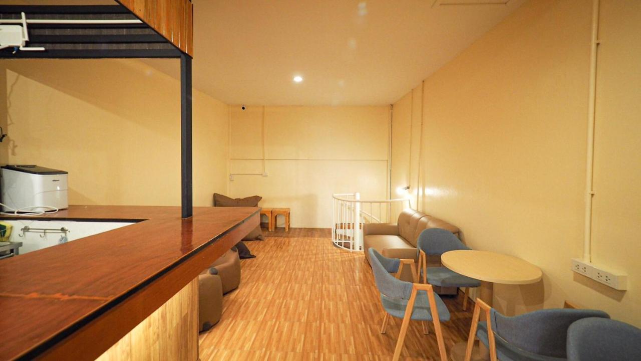 I-Sleep Silom Hostel Bangkok Eksteriør billede