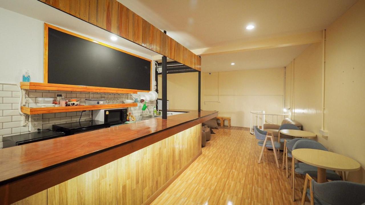 I-Sleep Silom Hostel Bangkok Eksteriør billede