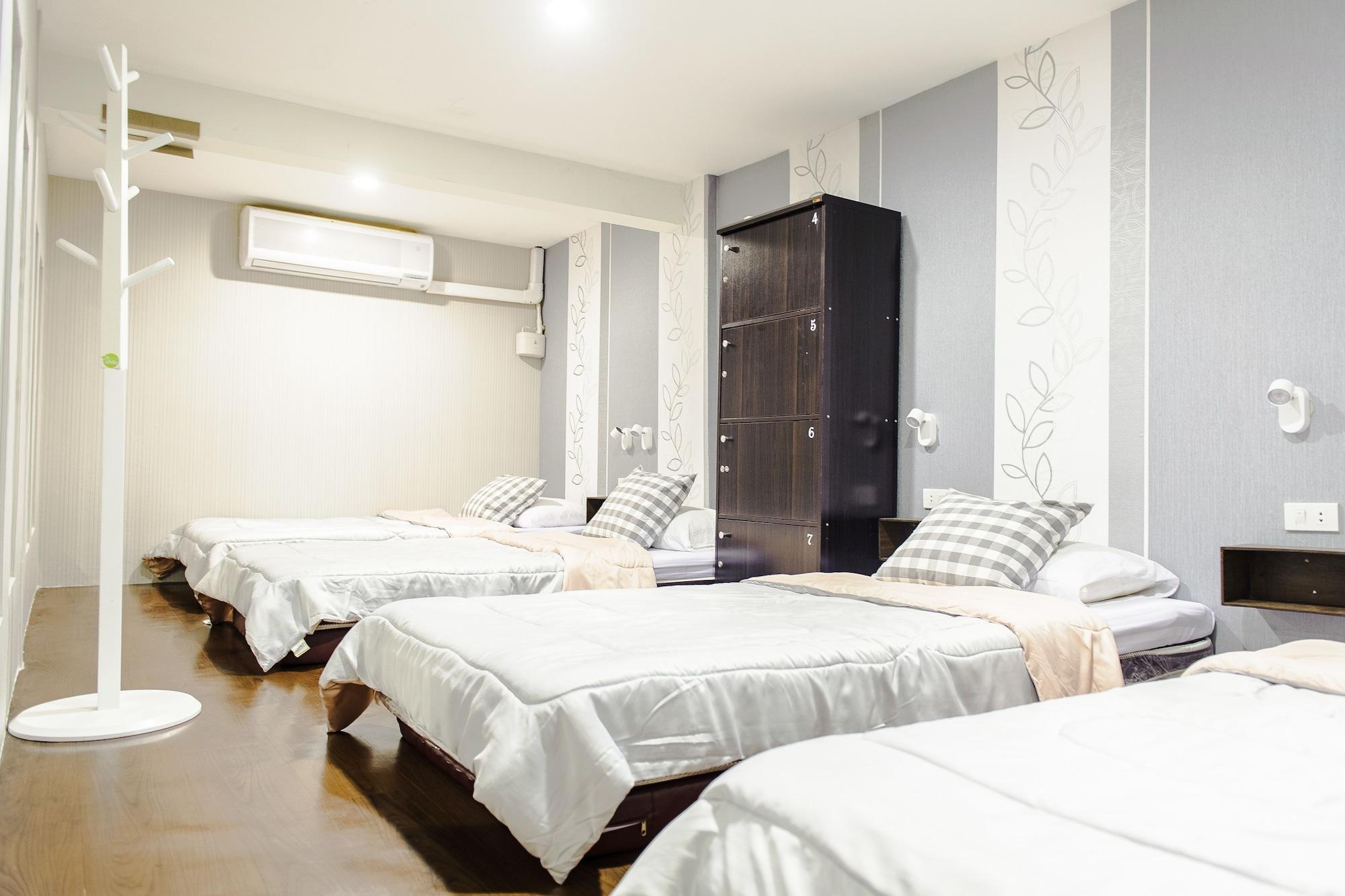 I-Sleep Silom Hostel Bangkok Eksteriør billede