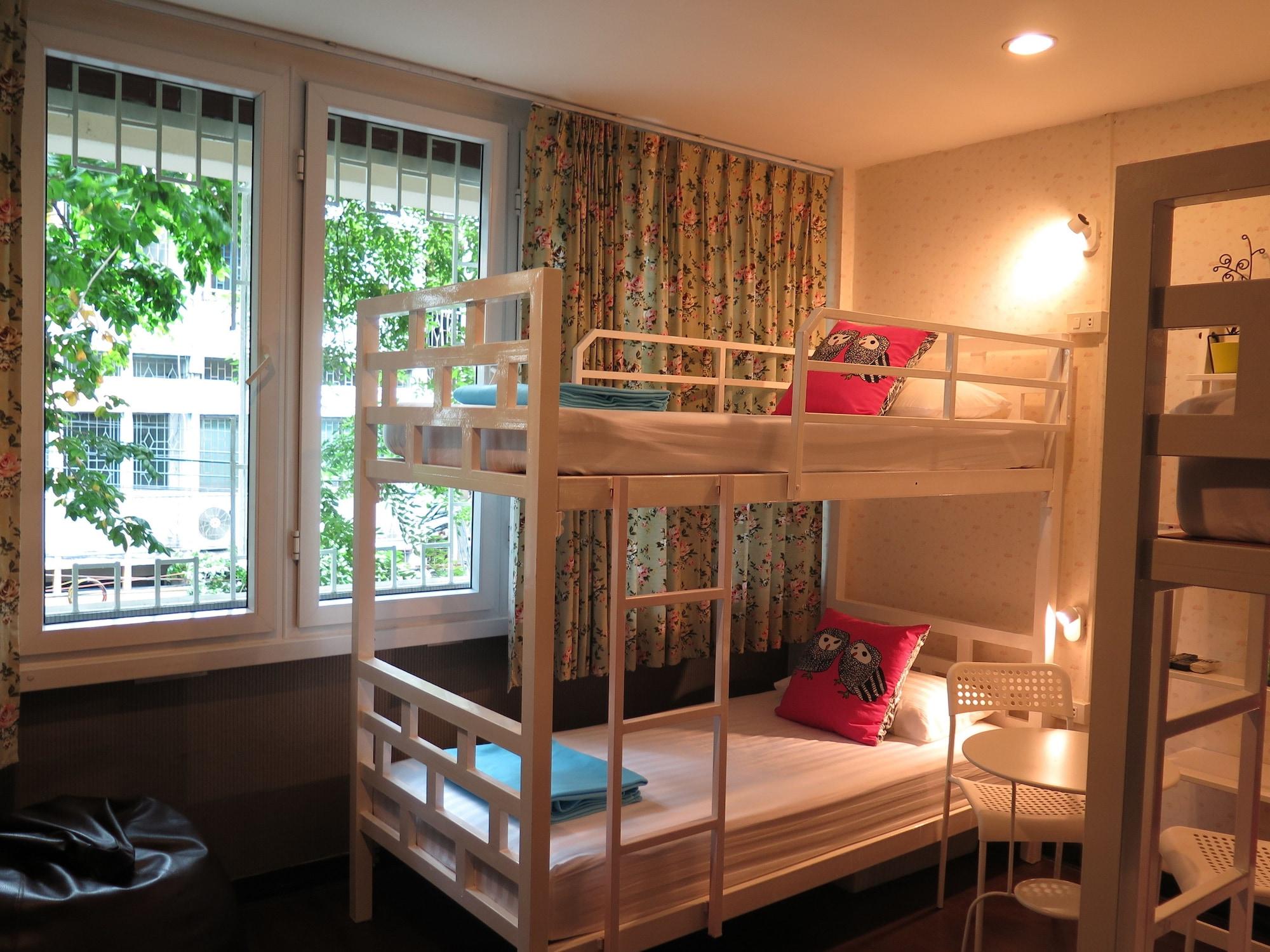 I-Sleep Silom Hostel Bangkok Eksteriør billede