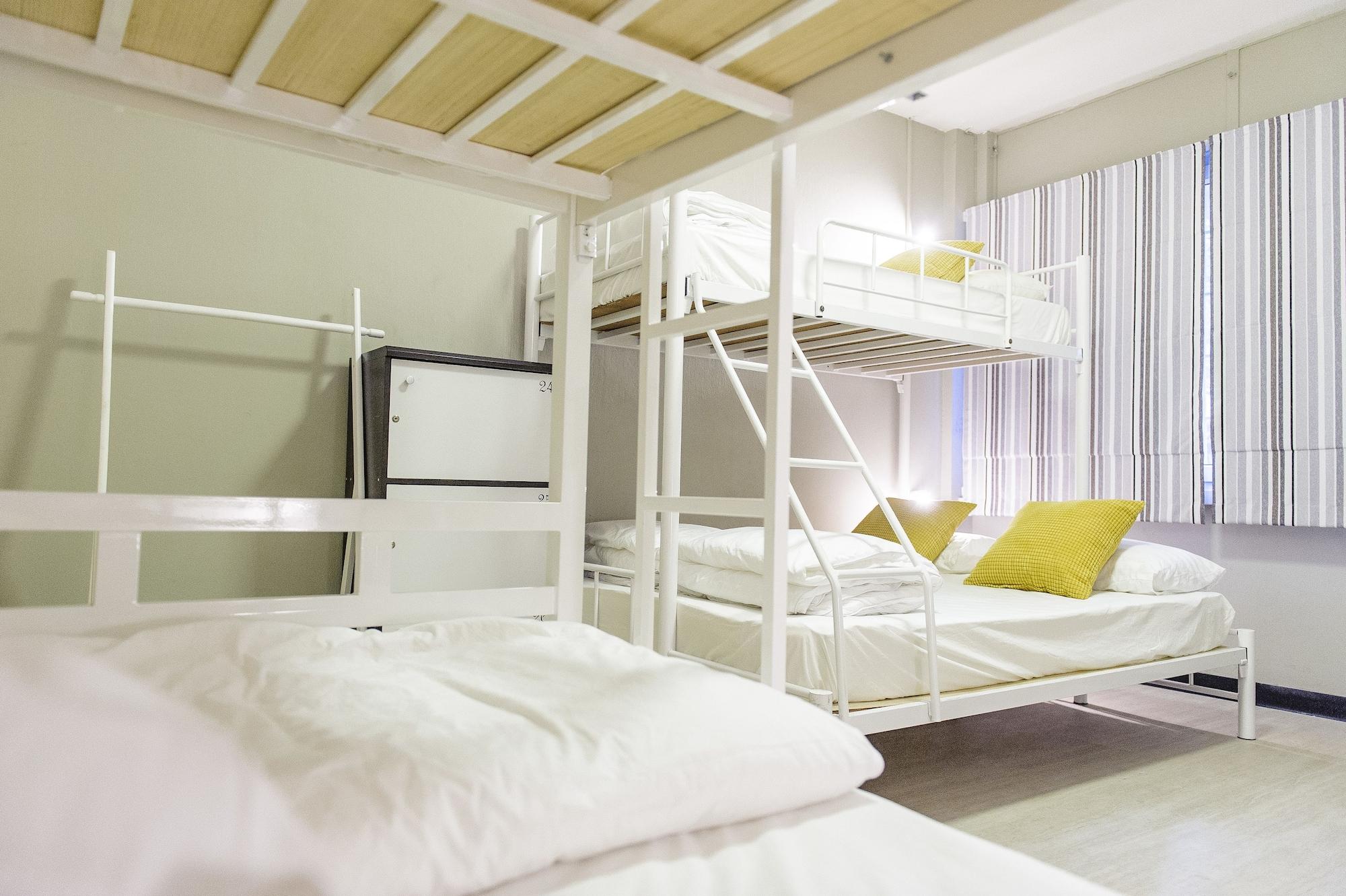 I-Sleep Silom Hostel Bangkok Eksteriør billede