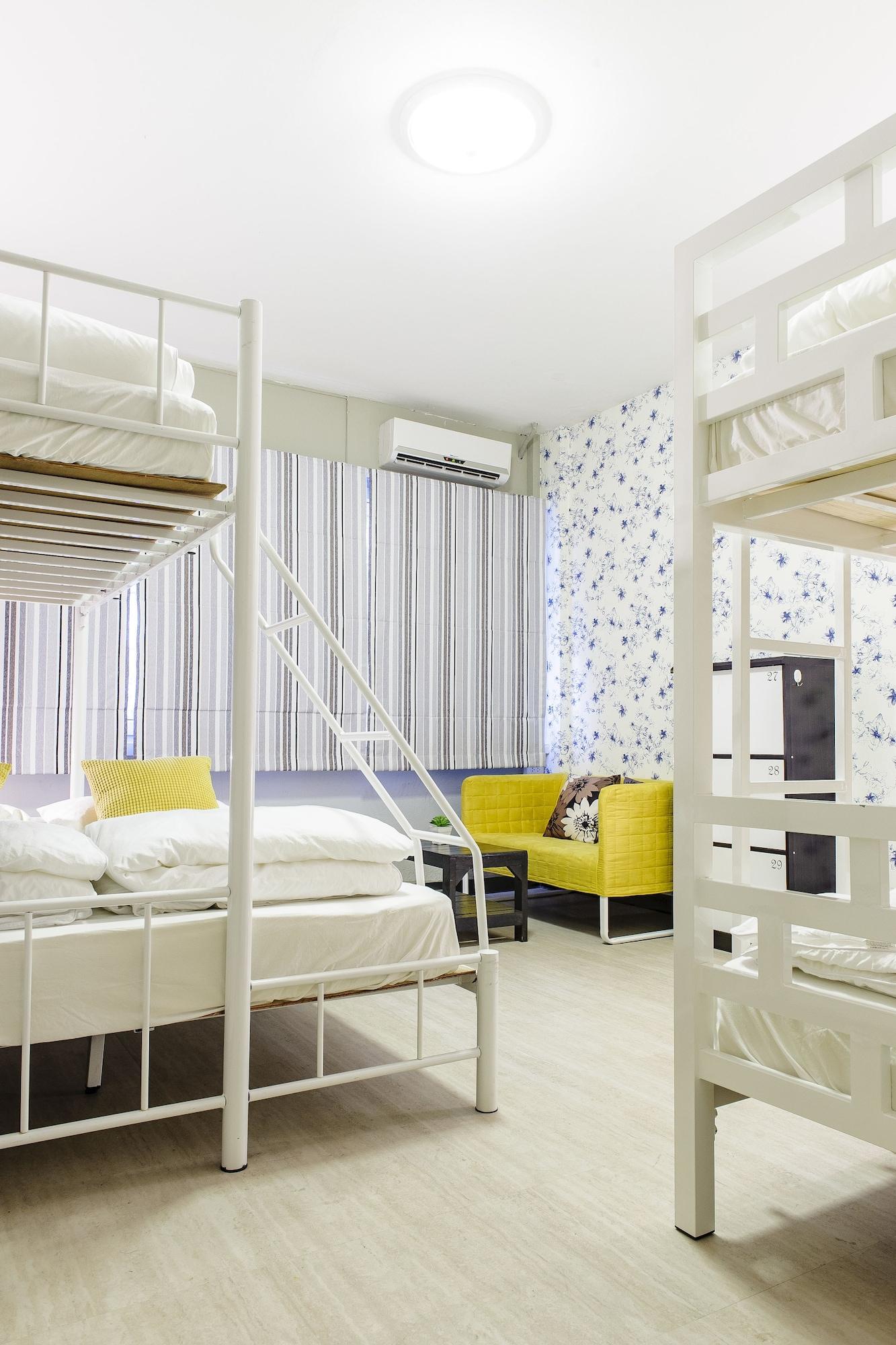 I-Sleep Silom Hostel Bangkok Eksteriør billede