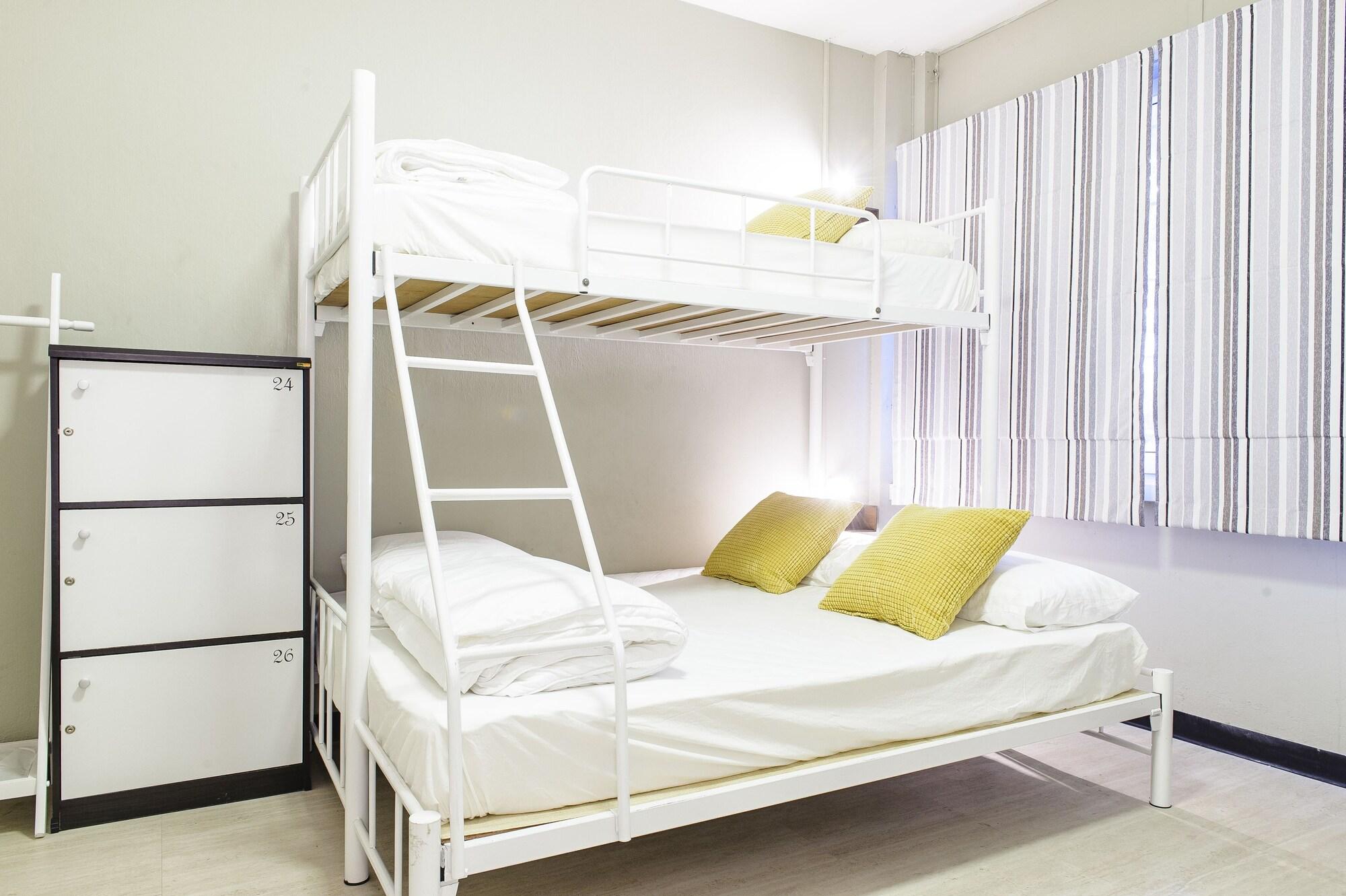 I-Sleep Silom Hostel Bangkok Eksteriør billede