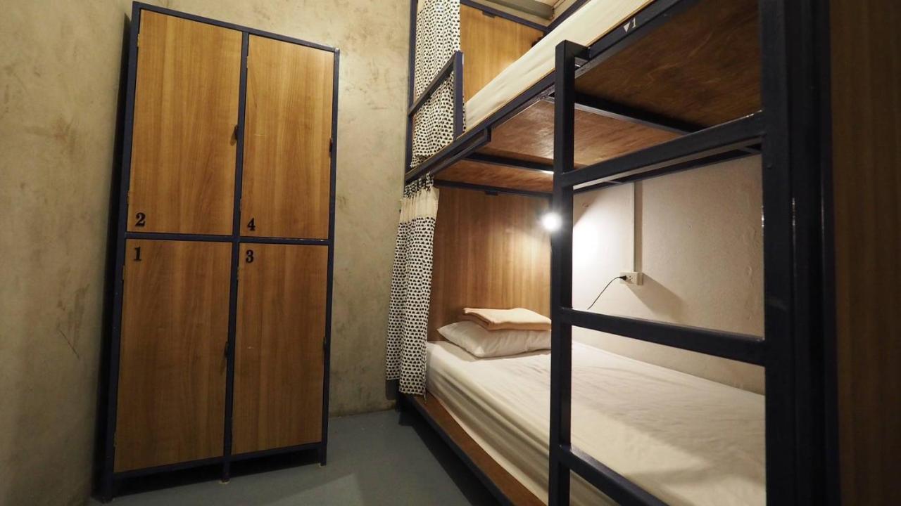 I-Sleep Silom Hostel Bangkok Eksteriør billede