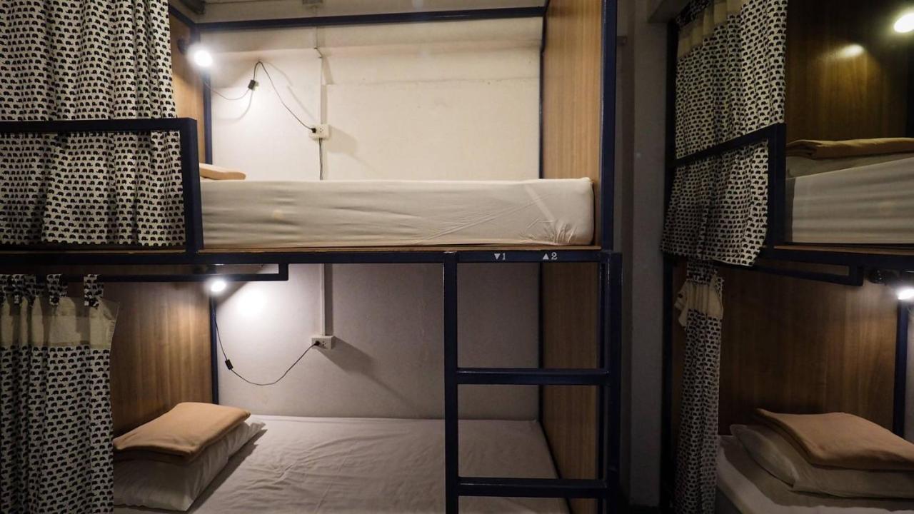 I-Sleep Silom Hostel Bangkok Eksteriør billede